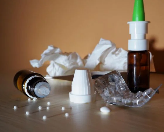 Léky na rýmu, vaty a použité ubrousky pro prevenci.