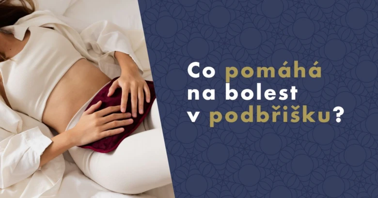 Žena drží horkou podložku na břiše pro úlevu od bolesti.