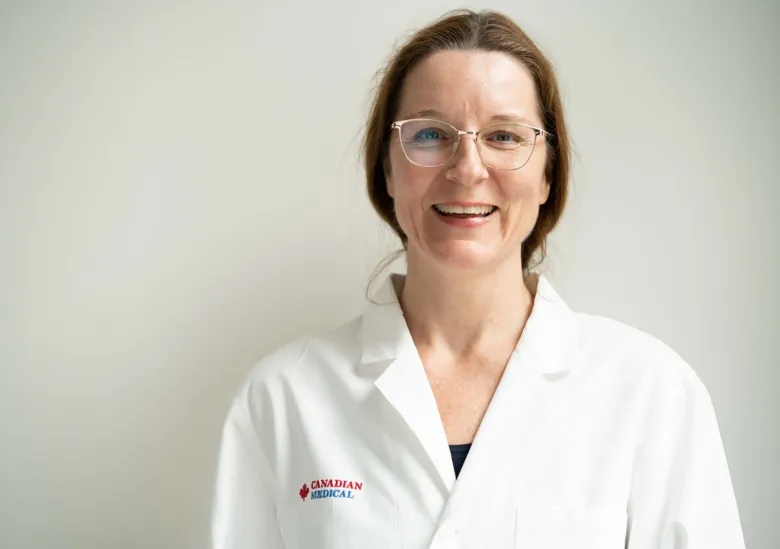 Portrét lékařky v bílém plášti s logem Canadian Medical.