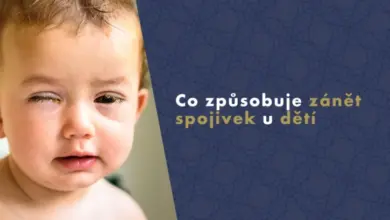 Pláčající dítě s červeným okem a český nápis o zánětu spojivek.