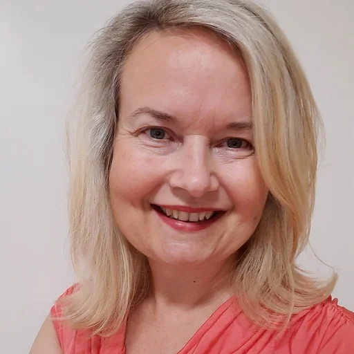 Usměvavá těhotná žena s blond vlasy v oranžovém tričku.