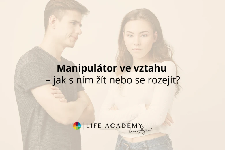 Muž a žena stojí proti sobě s překrytým českým textem o manipulátorovi ve vztahu.