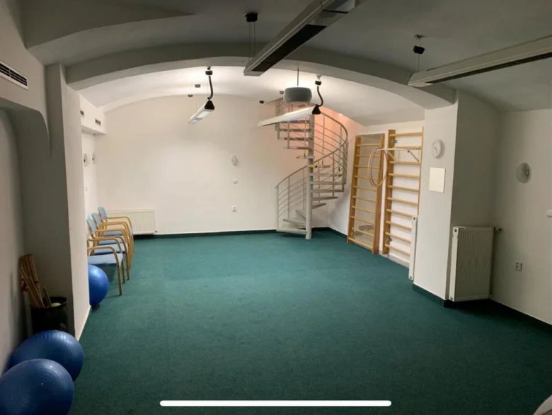 Prostor pro rehabilitaci s cvičebními pomůckami po cévní mozkové příhodě.