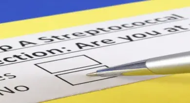 Ruko píše na formulář o riziku infekce streptokokem.