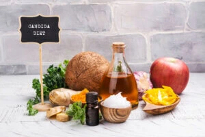 Přirozené ingredience jako kokos, jablko a med pro kandidózu.