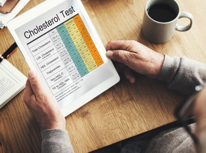 Digitální zpráva o výsledcích krevního testu na cholesterol s barevnými indikátory.