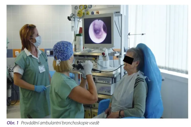 Lékař provádí vyšetření dýchacích cest pacientovi pomocí endoskopu.