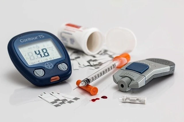 Nástroje pro měření hladiny cukru v krvi u diabetiků.