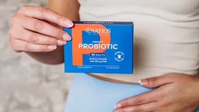 Žena drží krabičku s probiotiky Natios, vhodnou pro IBS.