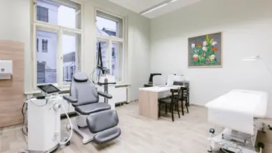Moderní lékařský pokoj s křeslem pro vyšetření pacienta.
