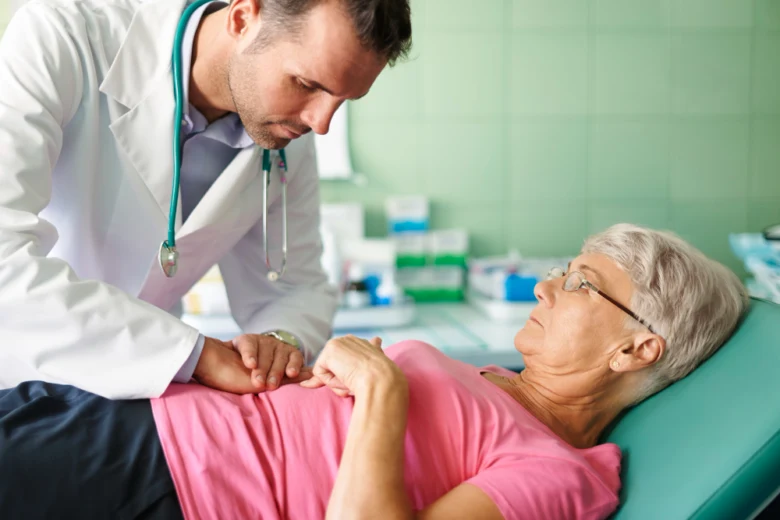 Lékař vyšetřuje pacientku na klinice.