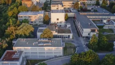 Vzdušný pohled na nemocniční komplex obklopený stromy.
