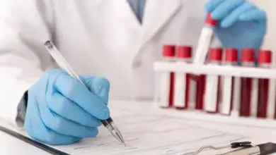 Lékař zapisuje výsledky krevních testů do formuláře.