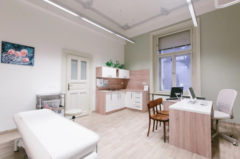 Moderní lékařský ordinace s vyšetřovacím stolem.