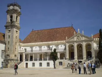 Portugalský klášter Batalha s věží na náměstí.