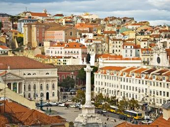 Pohled na historické centrum Lisabonu s památkami a střechami.