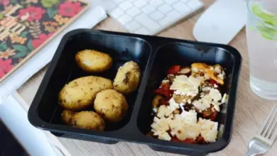 Keto jídlo v krabičce s bramborami a zeleninou.